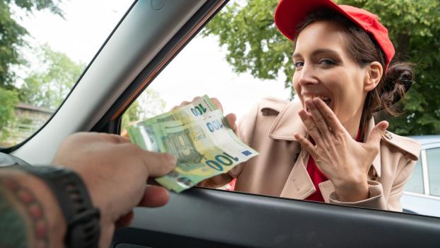 PublicAgent 20 11 2025 Mia Moone Shy waitress needs more than tips