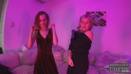 NebraskaCoeds 25 11 19 Brille And Poppy